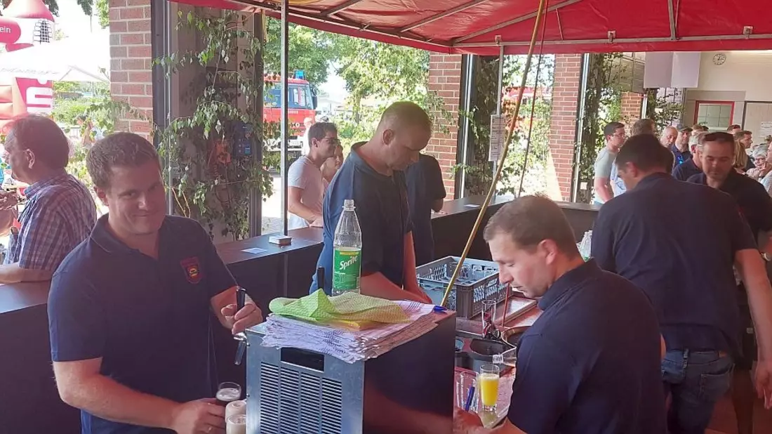 FW Sonsbeck: Familienfest der Einheit Sonsbeck am 30.06.2024 - Mit Einweihung von zwei Einsatzfahrzeugen und der Feuerwehrhaus-Erweiterung - Bild: presseportal.de