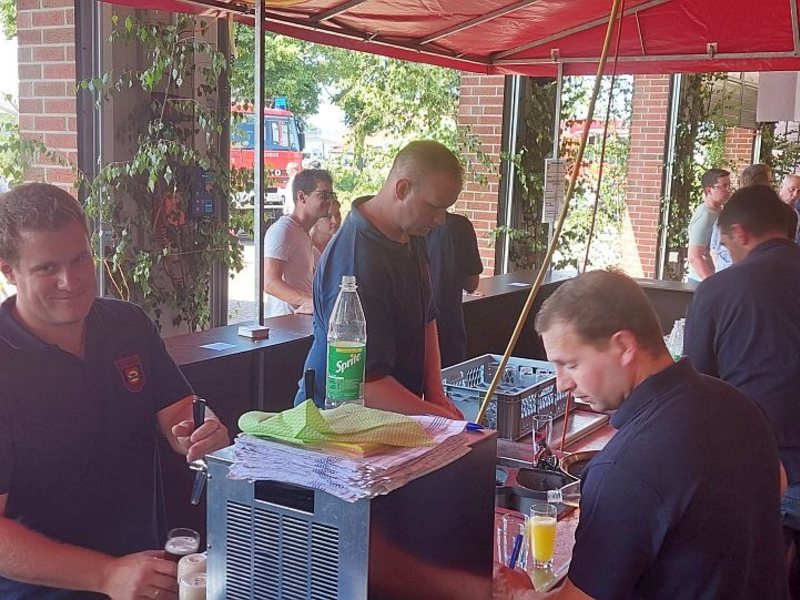 FW Sonsbeck: Familienfest der Einheit Sonsbeck am 30.06.2024 - Mit Einweihung von zwei Einsatzfahrzeugen und der Feuerwehrhaus-Erweiterung - Foto: presseportal.de