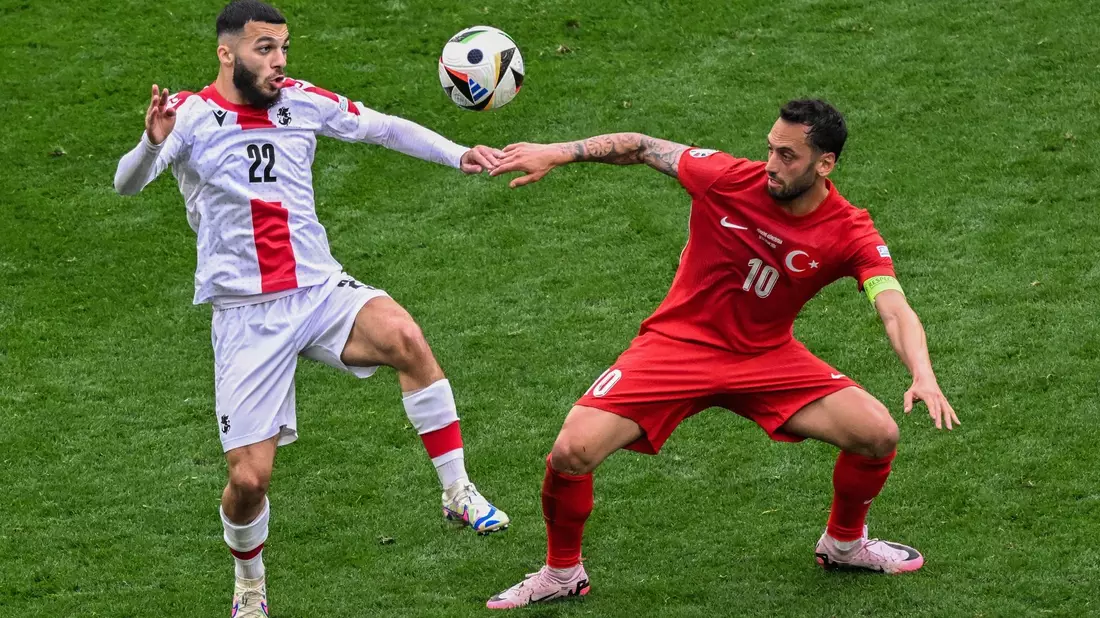 Aktuell läuft Hakan Calhanoglu (r) im türkischen Trikot auf - und bald in dem des FC Bayern? - Bild: Julian Stratenschulte/dpa