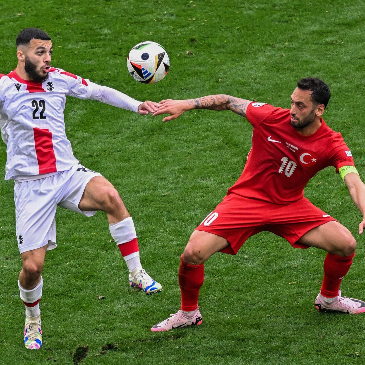 Aktuell läuft Hakan Calhanoglu (r) im türkischen Trikot auf - und bald in dem des FC Bayern? - Foto: Julian Stratenschulte/dpa
