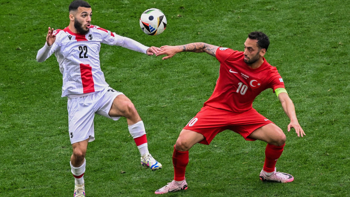 Aktuell läuft Hakan Calhanoglu (r) im türkischen Trikot auf - und bald in dem des FC Bayern? - Foto: Julian Stratenschulte/dpa