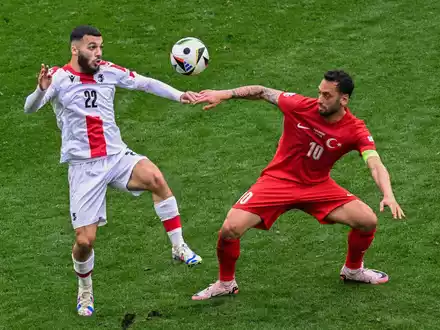 Aktuell läuft Hakan Calhanoglu (r) im türkischen Trikot auf - und bald in dem des FC Bayern? - Foto: Julian Stratenschulte/dpa