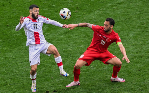 Aktuell lĂ€uft Hakan Calhanoglu (r) im tĂŒrkischen Trikot auf - und bald in dem des FC Bayern? - Foto: Julian Stratenschulte/dpa Aktuell lĂ€uft Hakan Calhanoglu (r) im tĂŒrkischen Trikot auf - und bald in dem des FC Bayern? - Foto: Julian Stratenschulte/dpa