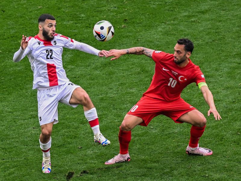 Aktuell läuft Hakan Calhanoglu (r) im türkischen Trikot auf - und bald in dem des FC Bayern? - Foto: Julian Stratenschulte/dpa
