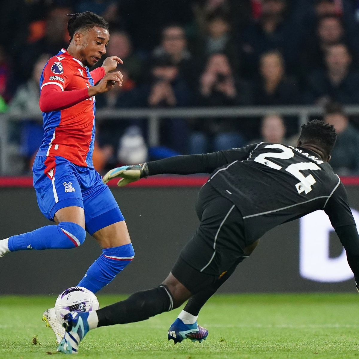 Michael Olise (l) soll vor einem Wechsel von Crystal Palace zum FC Bayern stehen. - Foto: Zac Goodwin/PA Wire/dpa