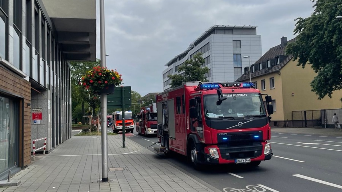 FW Düren: Gemeldeter Kellerbrand in Hochhaus - Foto: presseportal.de