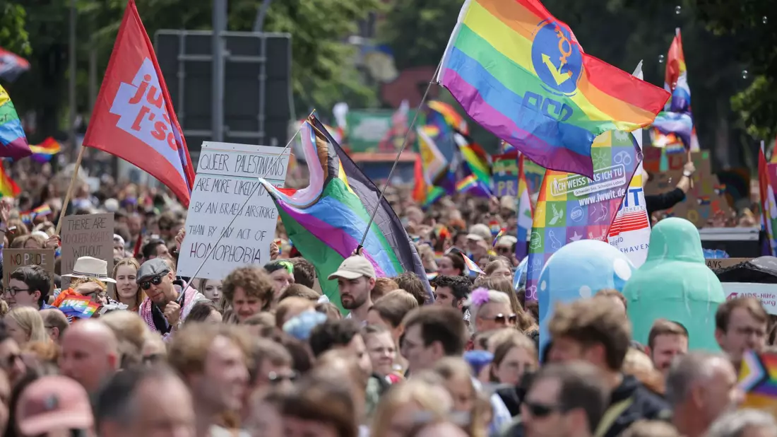Teilnehmer des 30. Christopher Street Day in Oldenburg. - Bild: Focke Strangmann/dpa