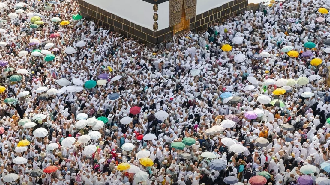 Muslimische Pilger umrunden die Kaaba, das heiligste Heiligtum des Islam, in der Großen Moschee während der Hadsch. - Bild: Saudi Press Agency/dpa