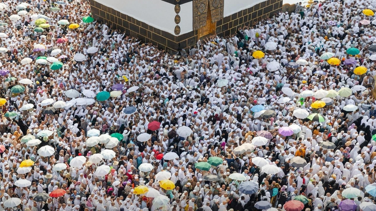 Muslimische Pilger umrunden die Kaaba, das heiligste Heiligtum des Islam, in der Großen Moschee während der Hadsch. - Foto: Saudi Press Agency/dpa