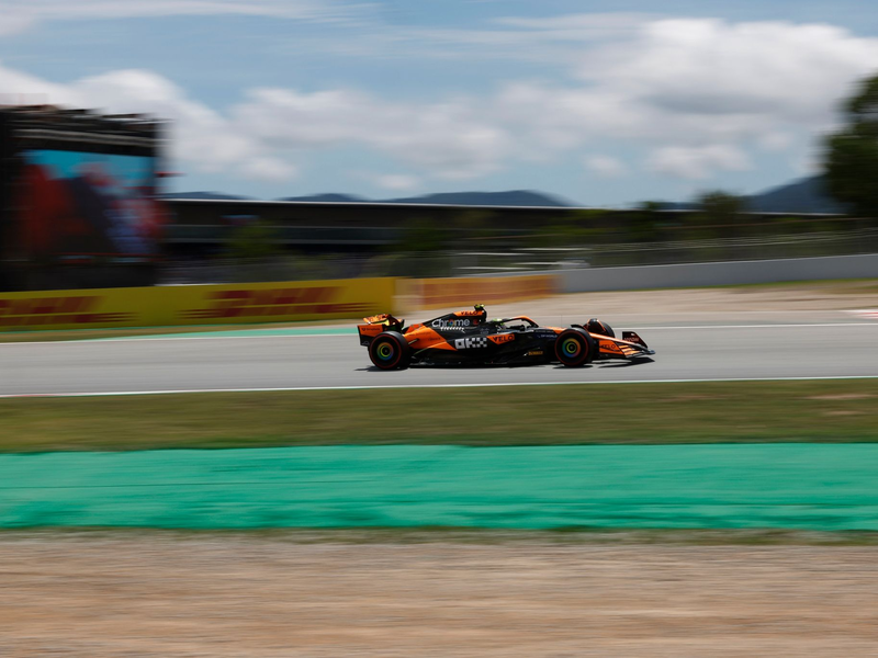 Norris will nun seinen zweiten Grand-Prix-Sieg holen, er rechnet aber mit viel Gegenwehr. - Foto: Joan Monfort/AP/dpa