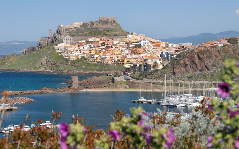 Der Mann machte gemeinsam mit seiner Familie Urlaub in dem bei Touristen beliebten sardischen Strandort. - Foto: Christian Röwekamp/dpa