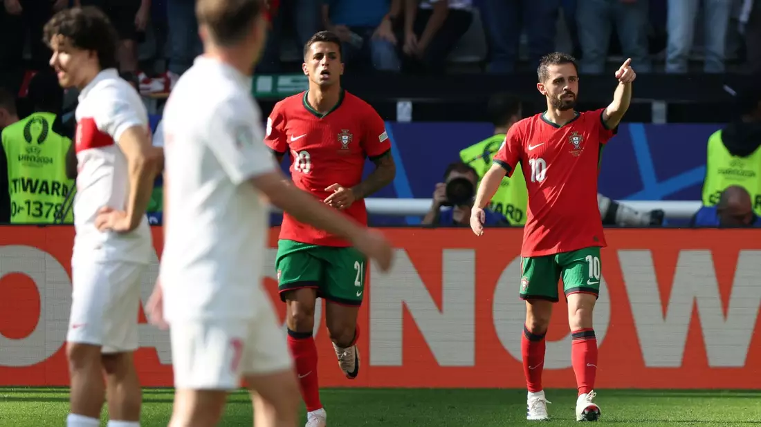 Brachte die Portugiesen in Führung: Bernardo Silva (r). - Bild: Bernd Thissen/dpa