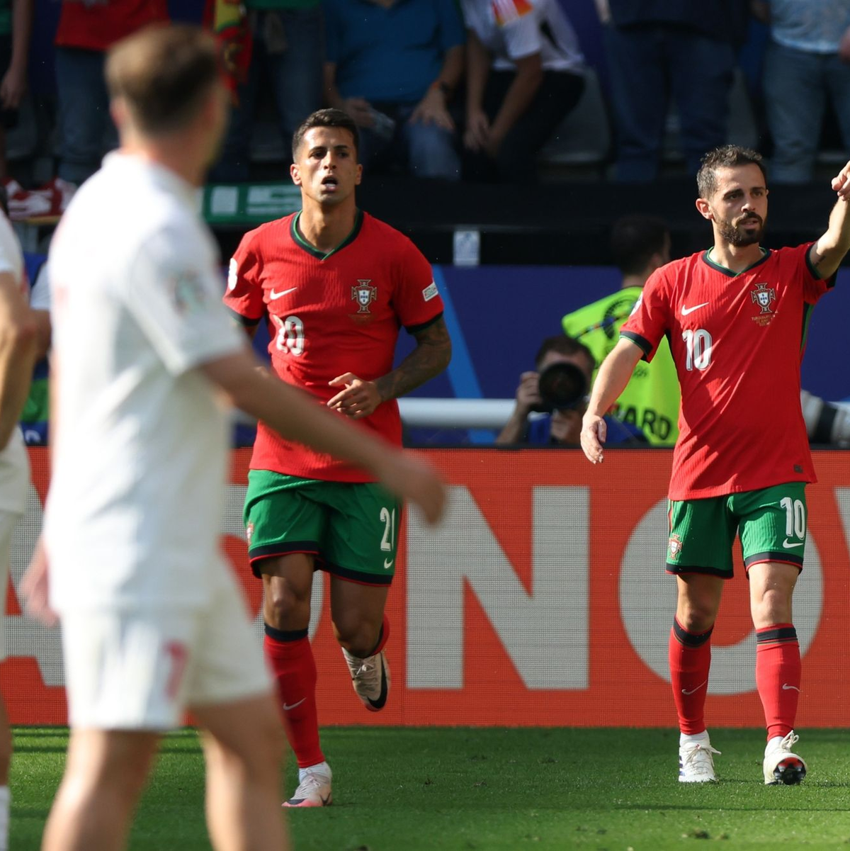 Brachte die Portugiesen in Führung: Bernardo Silva (r). - Foto: Bernd Thissen/dpa
