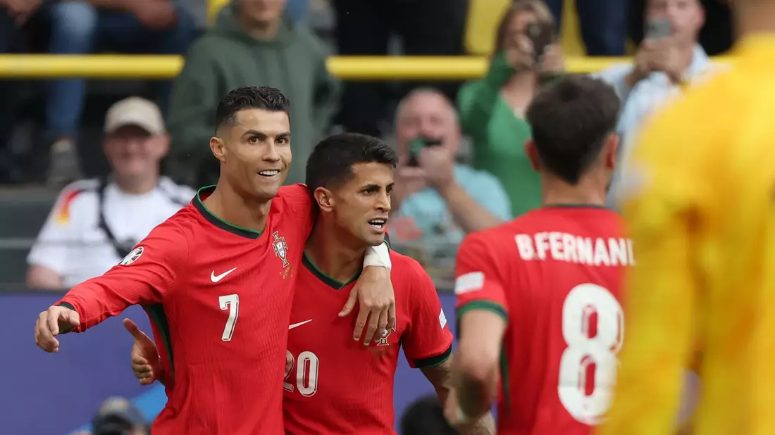 Legte das dritte Tor Portugals auf: Cristiano Ronaldo (l). - Bild: Friso Gentsch/dpa
