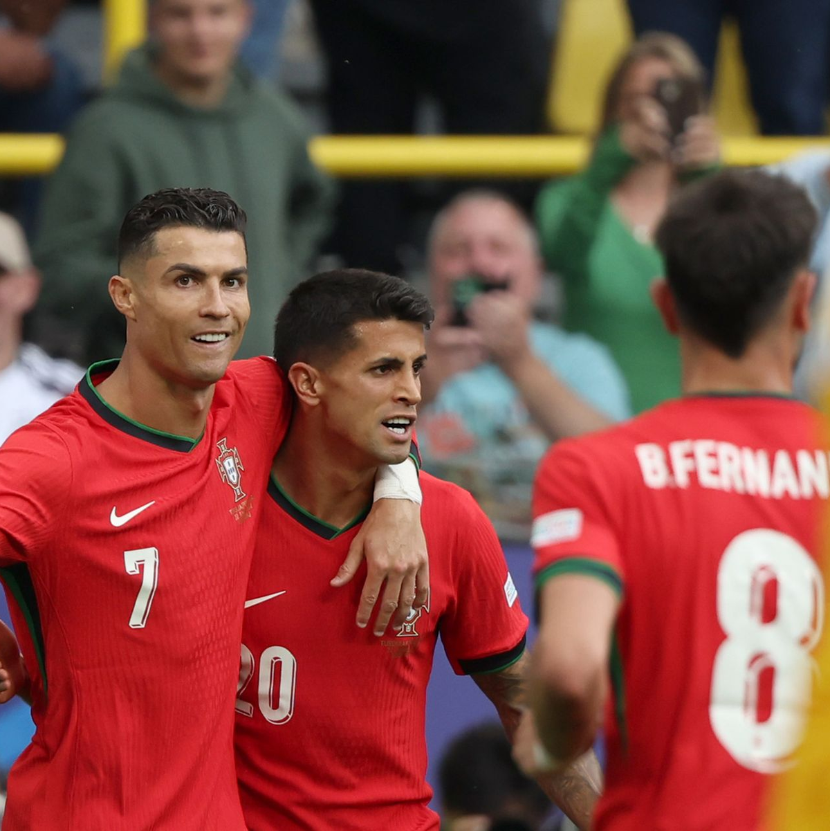Legte das dritte Tor Portugals auf: Cristiano Ronaldo (l). - Foto: Friso Gentsch/dpa