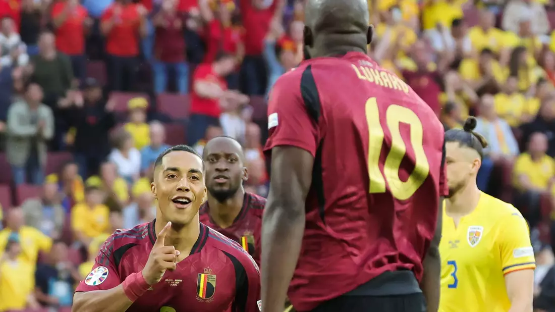 Youri Tielemans (l) traf schon nach 73 Sekunden auf Vorlage von Romelu Lukaku zum 1:0 für Belgien. - Bild: Rolf Vennenbernd/dpa