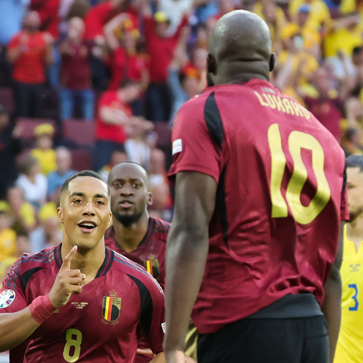 Youri Tielemans (l) traf schon nach 73 Sekunden auf Vorlage von Romelu Lukaku zum 1:0 für Belgien. - Foto: Rolf Vennenbernd/dpa
