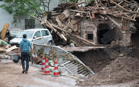 Nur rund die Hälfte der privaten Gebäude in Deutschland sind gegen Elementarschäden abgesichert. - Foto: Marijan Murat/dpa