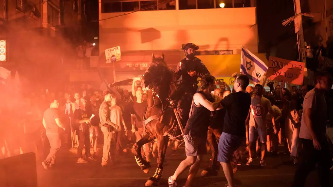 Bei den Massenprotesten gegen Netanjahus Regierung in Tel Aviv kam es zu Rangeleien mit der Polizei. - Bild: Leo Correa/AP/dpa