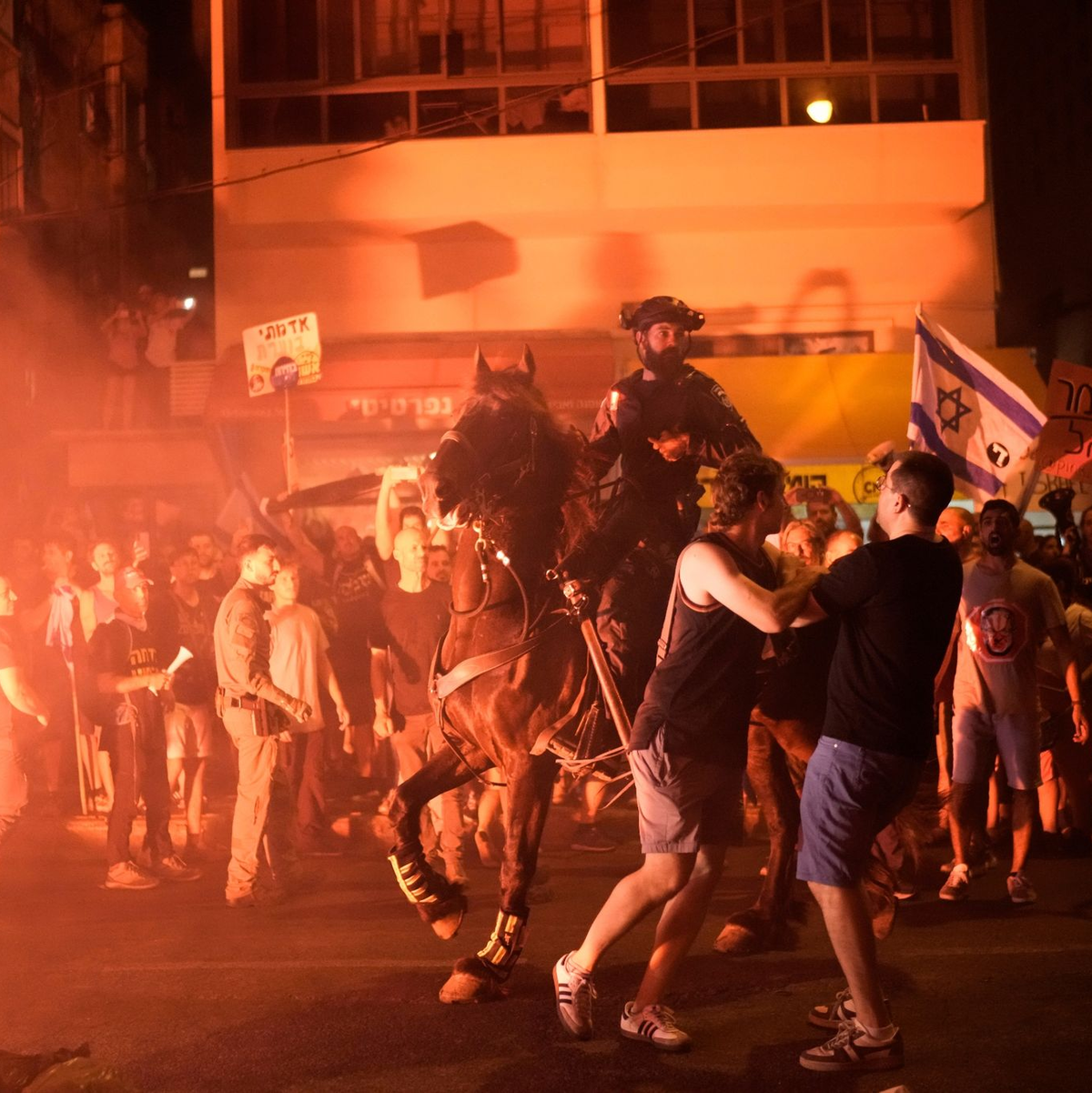 Bei den Massenprotesten gegen Netanjahus Regierung in Tel Aviv kam es zu Rangeleien mit der Polizei. - Foto: Leo Correa/AP/dpa