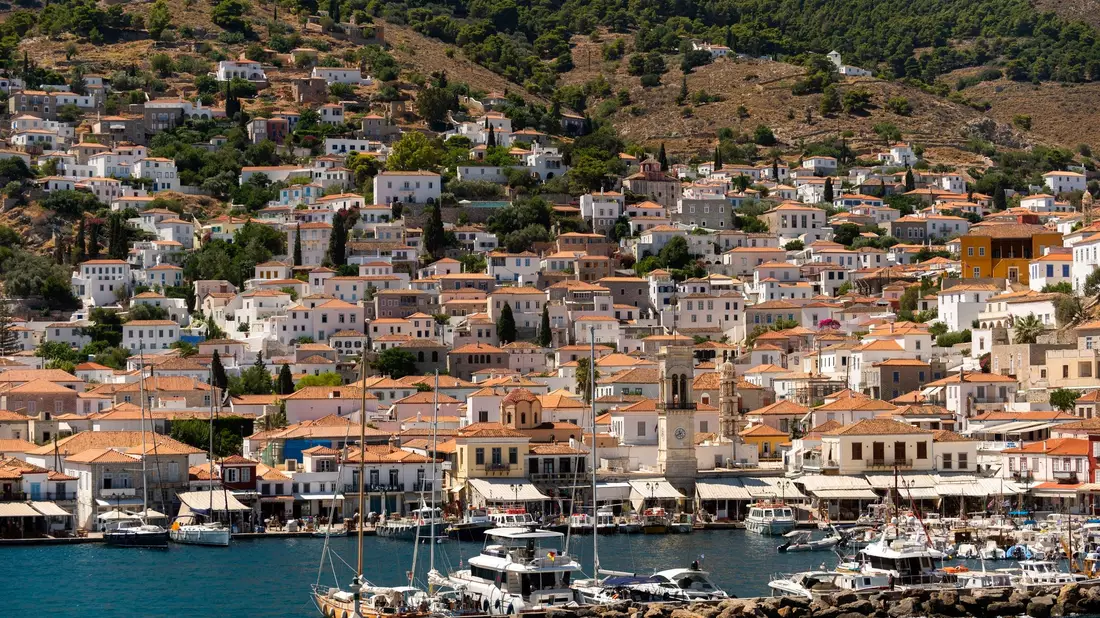 Die Insel Hydra liegt 65 Kilometer südwestlich von Athen. Der einzige Pinienwald der Insel brannte. - Bild: Angelos Tzortzinis/dpa