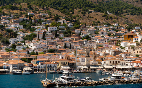 Die Insel Hydra liegt 65 Kilometer südwestlich von Athen. Der einzige Pinienwald der Insel brannte. - Foto: Angelos Tzortzinis/dpa