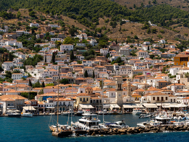 Die Insel Hydra liegt 65 Kilometer südwestlich von Athen. Der einzige Pinienwald der Insel brannte. - Foto: Angelos Tzortzinis/dpa
