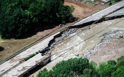 Heftige Gewitter und Regenfälle haben am Freitagabend in der Schweiz zu schweren Überschwemmungen geführt. - Foto: Samuel Golay/KEYSTONE/dpa