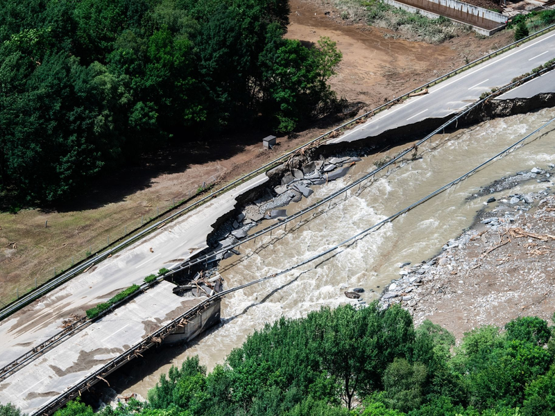 Heftige Gewitter und Regenfälle haben am Freitagabend in der Schweiz zu schweren Überschwemmungen geführt. - Foto: Samuel Golay/KEYSTONE/dpa