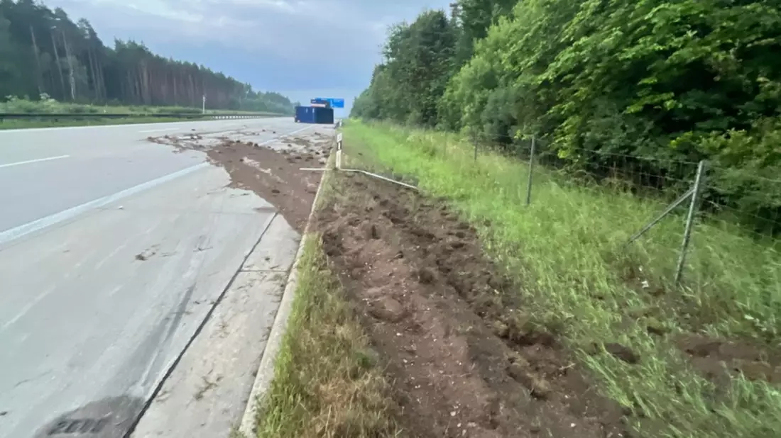 API-TH: LKW-Anhänger kippt auf der A9 bei Bad Klosterlausnitz auf die Fahrbahn - Bild: presseportal.de