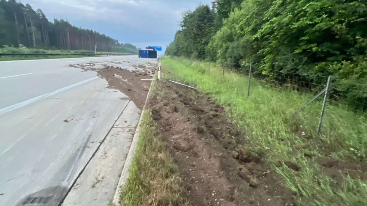 API-TH: LKW-Anhänger kippt auf der A9 bei Bad Klosterlausnitz auf die Fahrbahn - Foto: presseportal.de