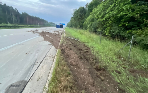 API-TH: LKW-Anhänger kippt auf der A9 bei Bad Klosterlausnitz auf die Fahrbahn - Foto: presseportal.de