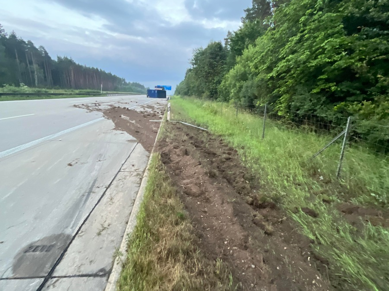 API-TH: LKW-Anhänger kippt auf der A9 bei Bad Klosterlausnitz auf die Fahrbahn - Foto: presseportal.de