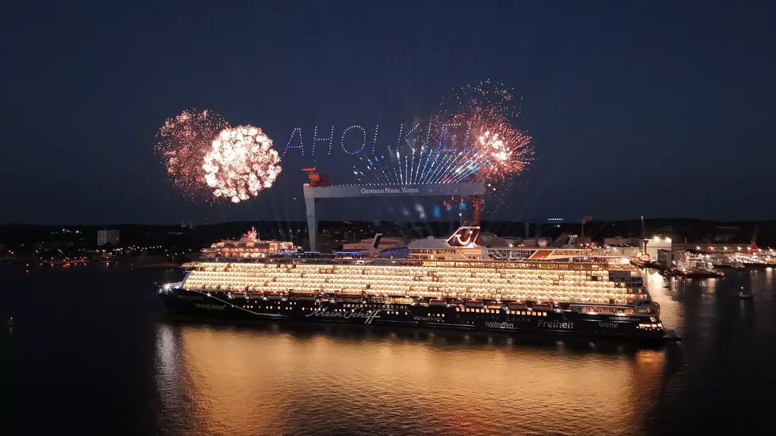 Der schönste Moment des Jahres auf hoher See: Die Mein Schiff 7 wurde in der Kieler Förde getauft - Bild: presseportal.de