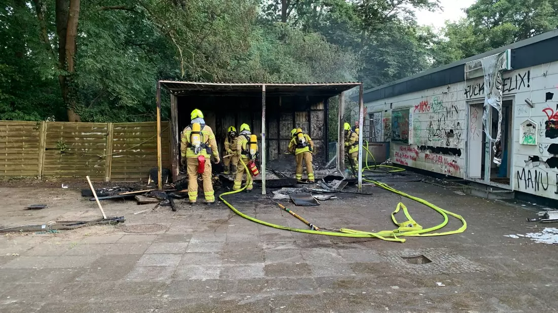 FW Hannover: Brand eines Kiosk der ehem. Radrennbahn Wülfel - Bild: presseportal.de