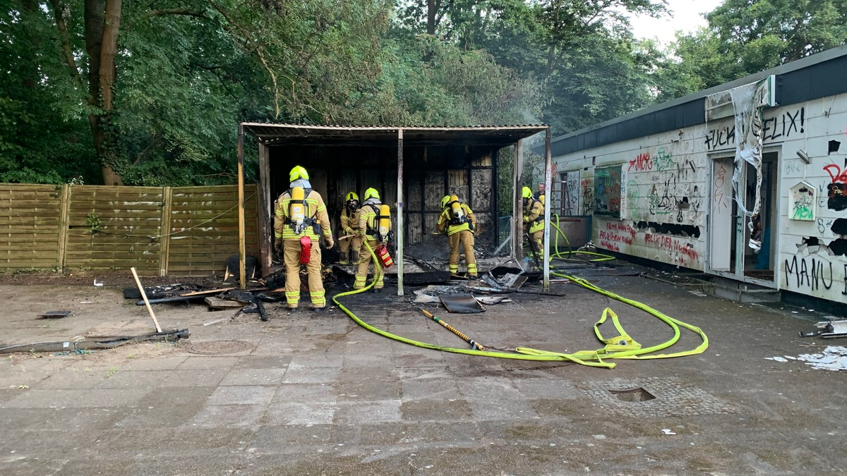 FW Hannover: Brand eines Kiosk der ehem. Radrennbahn Wülfel - Foto: presseportal.de