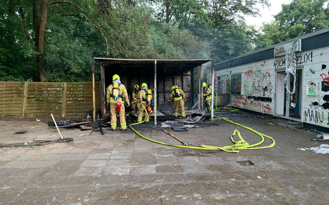 FW Hannover: Brand eines Kiosk der ehem. Radrennbahn Wülfel - Foto: presseportal.de