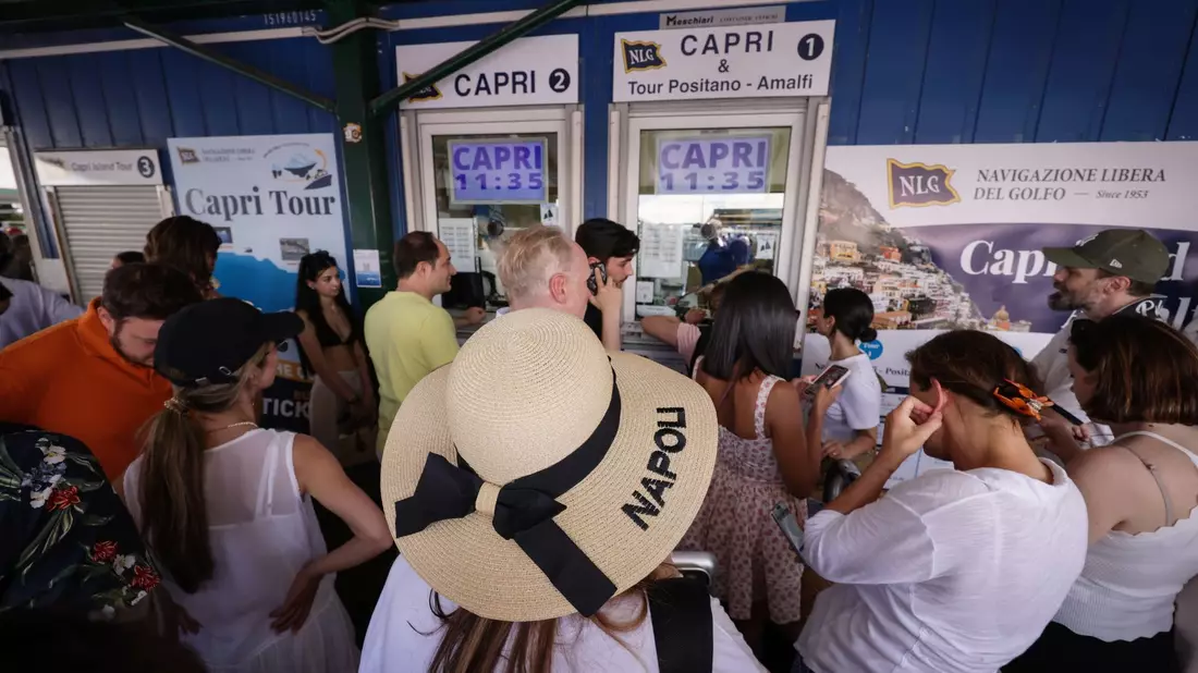 Reisende drängen sich vor Ticket-Schaltern am Molo Beverello für die Fähren, die unter anderem nach Capri fahren. Touristen dürfen nun wieder auf die Insel. - Bild: ---/IPA via ZUMA Press/dpa