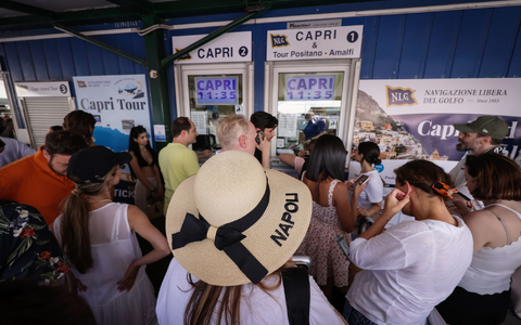 Reisende drängen sich vor Ticket-Schaltern am Molo Beverello für die Fähren, die unter anderem nach Capri fahren. Touristen dürfen nun wieder auf die Insel. - Foto: ---/IPA via ZUMA Press/dpa