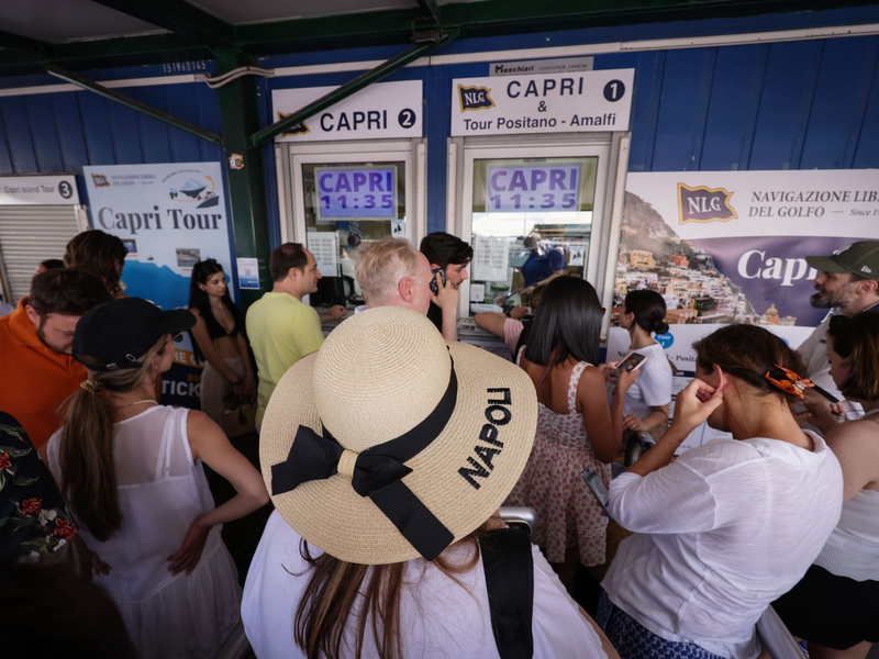 Reisende drängen sich vor Ticket-Schaltern am Molo Beverello für die Fähren, die unter anderem nach Capri fahren. Touristen dürfen nun wieder auf die Insel. - Foto: ---/IPA via ZUMA Press/dpa