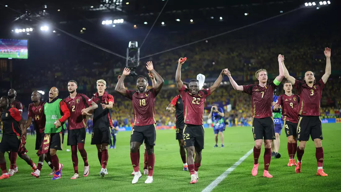 Belgiens Spieler bedanken sich nach der Partie bei den Fans. - Bild: Rolf Vennenbernd/dpa