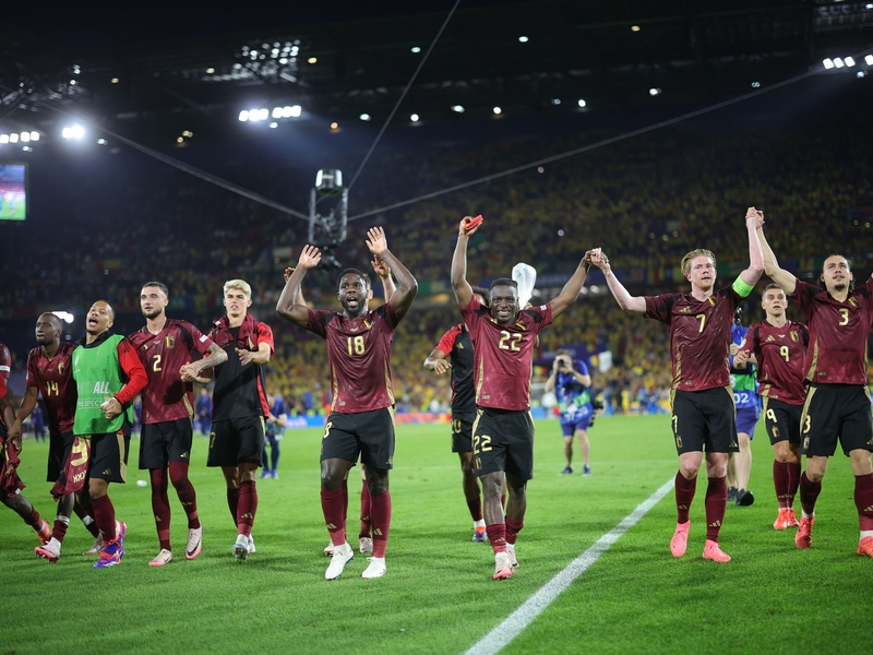 Belgiens Spieler bedanken sich nach der Partie bei den Fans. - Foto: Rolf Vennenbernd/dpa
