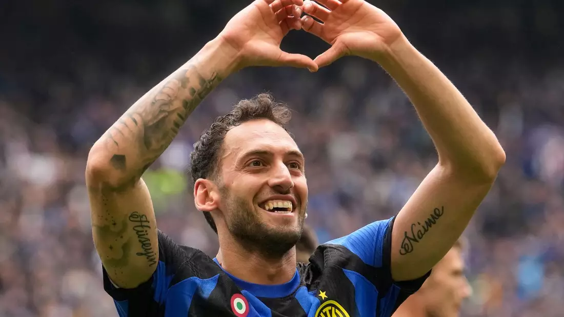 Laut einem Medienbericht will Inter eine große Ablösesumme für Calhanoglu aufrufen, falls der FC Bayern den Türken haben will. - Bild: Luca Bruno/AP/dpa
