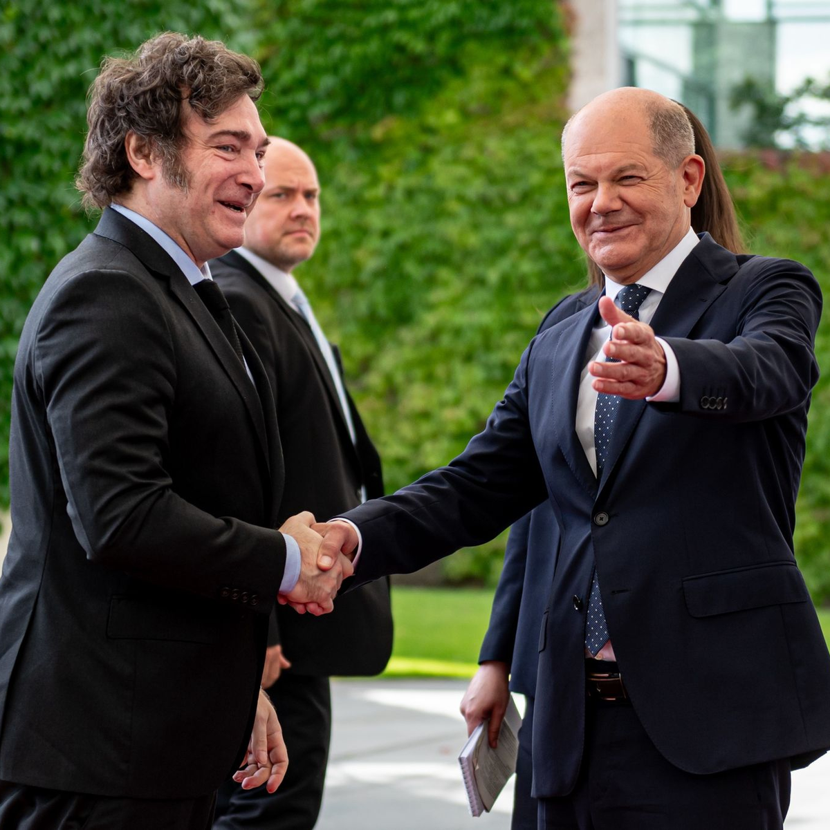 Bundeskanzler Olaf Scholz nimmt Javier Milei (l) in Empfang. - Foto: Fabian Sommer/dpa