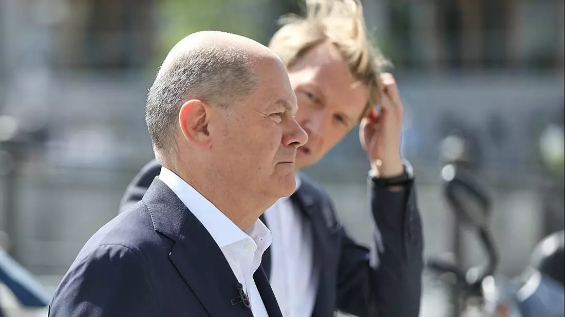 Olaf Scholz und Markus Preiß auf dem Weg zum ARD-Sommerinterview am 23.06.2024 - Bild: über dts Nachrichtenagentur