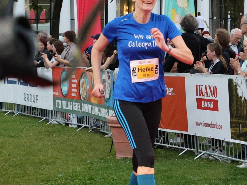 City Marathon Wiesbaden: Hochsprung-Olympiasiegerin Heike Henkel fightet mit großem VOD-Team für Osteopathie-Berufsgesetz - Foto: presseportal.de