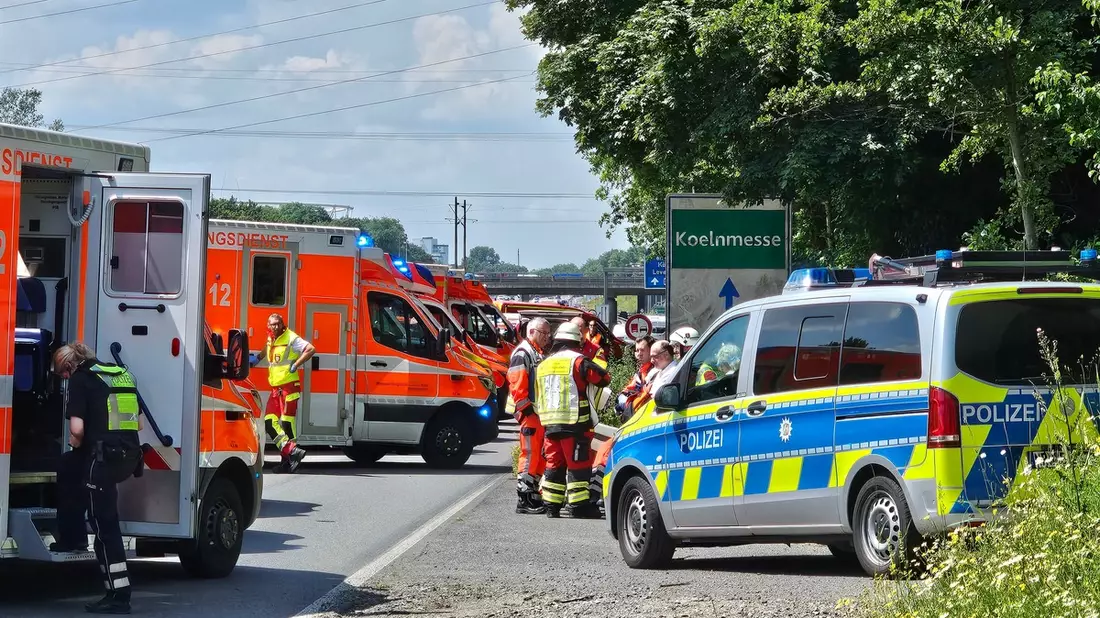 FW Burscheid: Verkehrsunfall mit mehreren Verletzten auf der Autobahn - Bild: presseportal.de