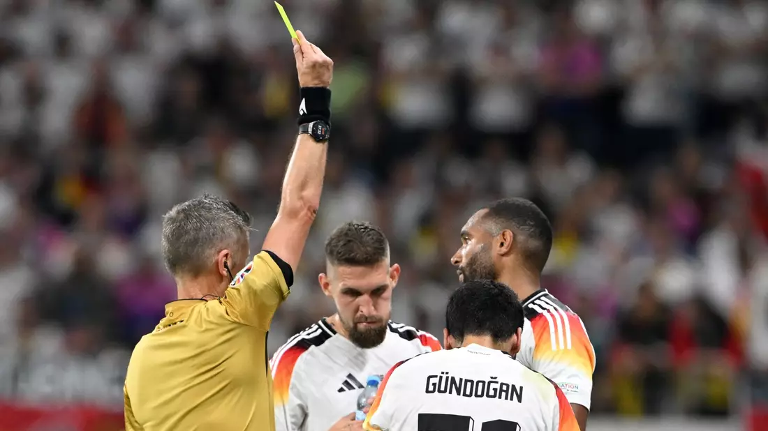 Jonathan Tah (r) wird wegen einer Gelbsperre im EM-Achtelfinale fehlen. - Bild: Federico Gambarini/dpa