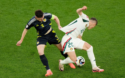 Die Ungarn um Roland Sallai (r) holten gegen Andrew Robertson und Schottland einen spÀten Sieg. - Foto: Bradley Collyer/PA Wire/dpa Die Ungarn um Roland Sallai (r) holten gegen Andrew Robertson und Schottland einen spÀten Sieg. - Foto: Bradley Collyer/PA Wire/dpa