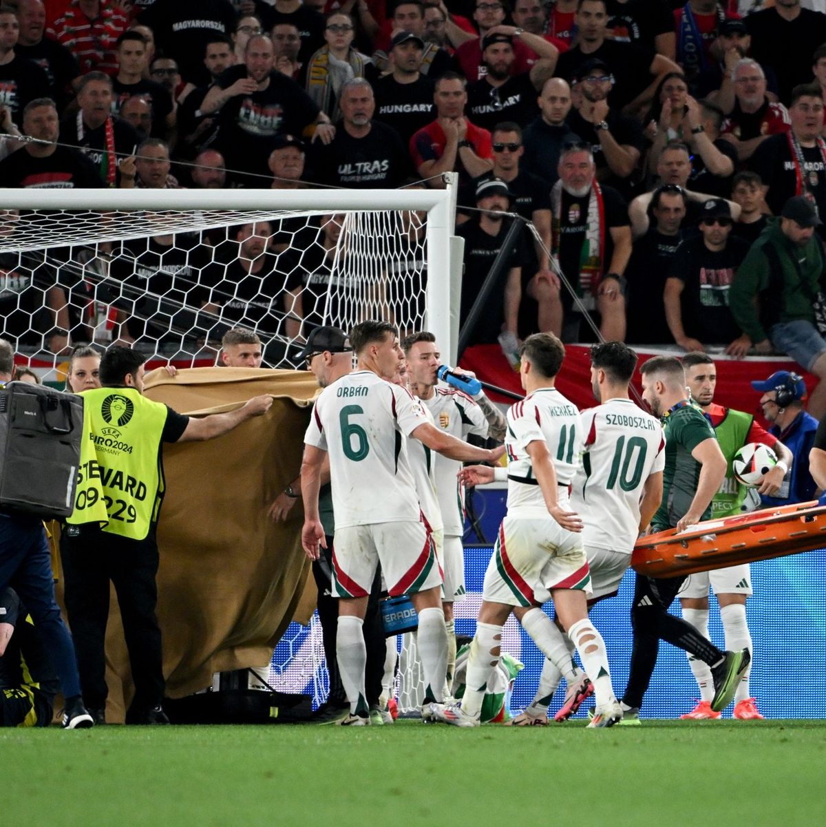 Die Partie wurde von einem medizinischen Vorfall bei Ungarns Stürmer Varga überschattet. - Foto: Marijan Murat/dpa